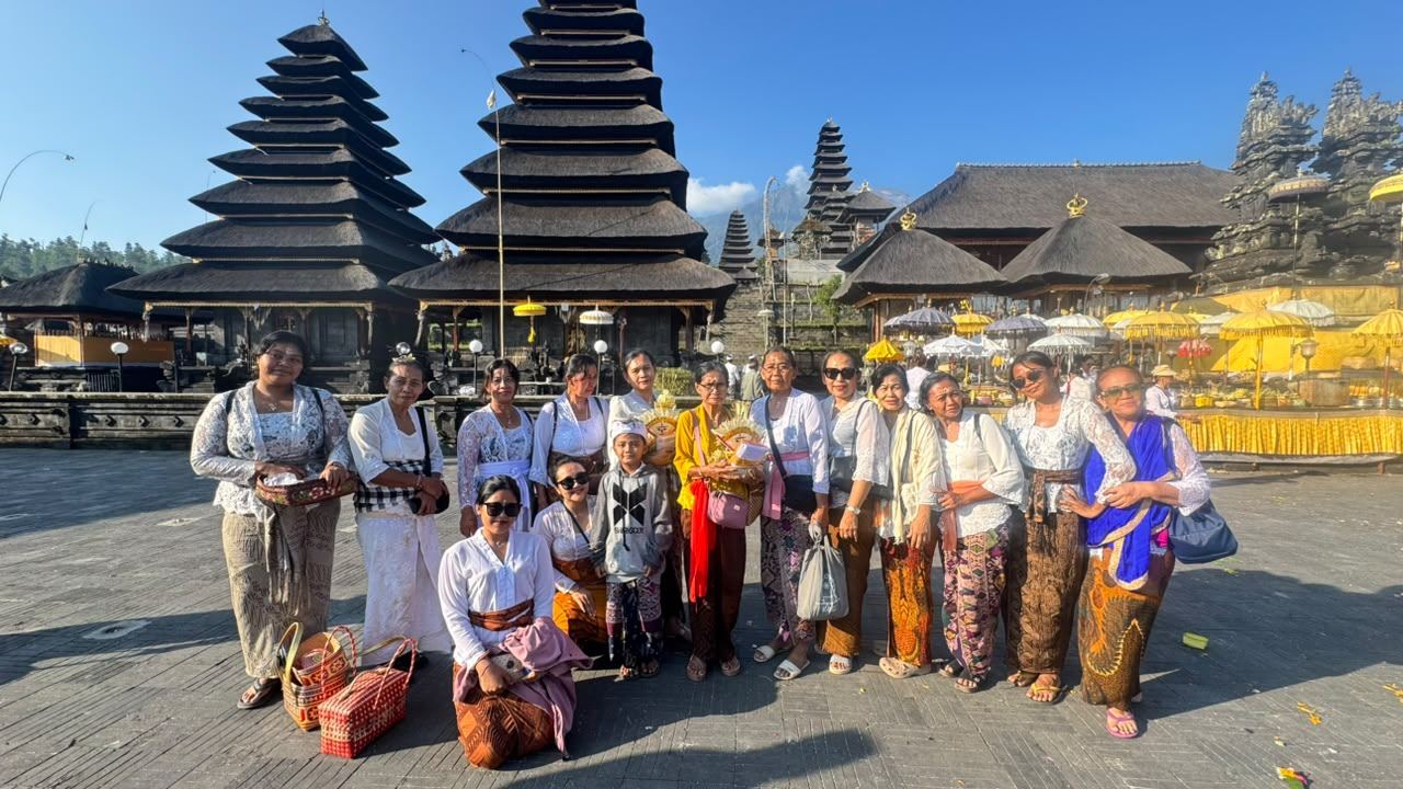 Keluarga berfoto di depan meru