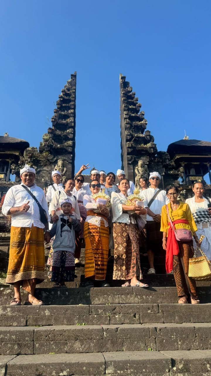 Keluarga di depan candi bentar