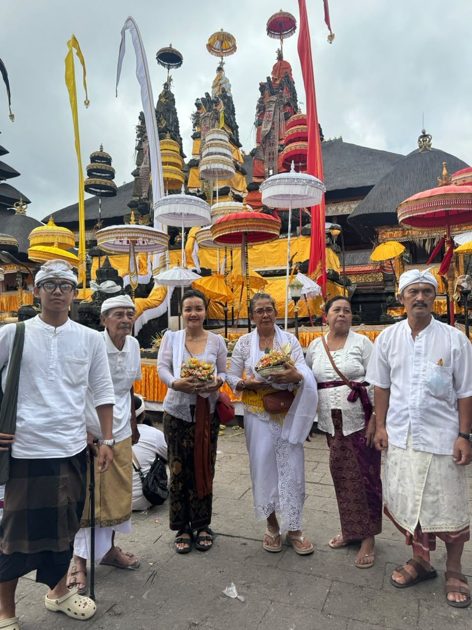 Keluarga membawa banten saat piodalan