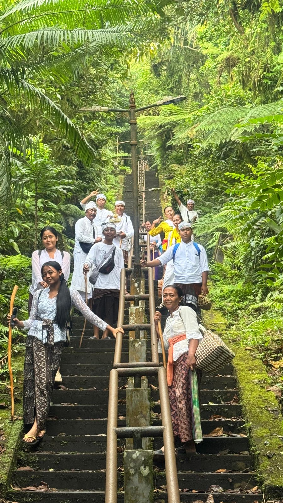 Menuruni anak tangga menuju pura di tengah hutan