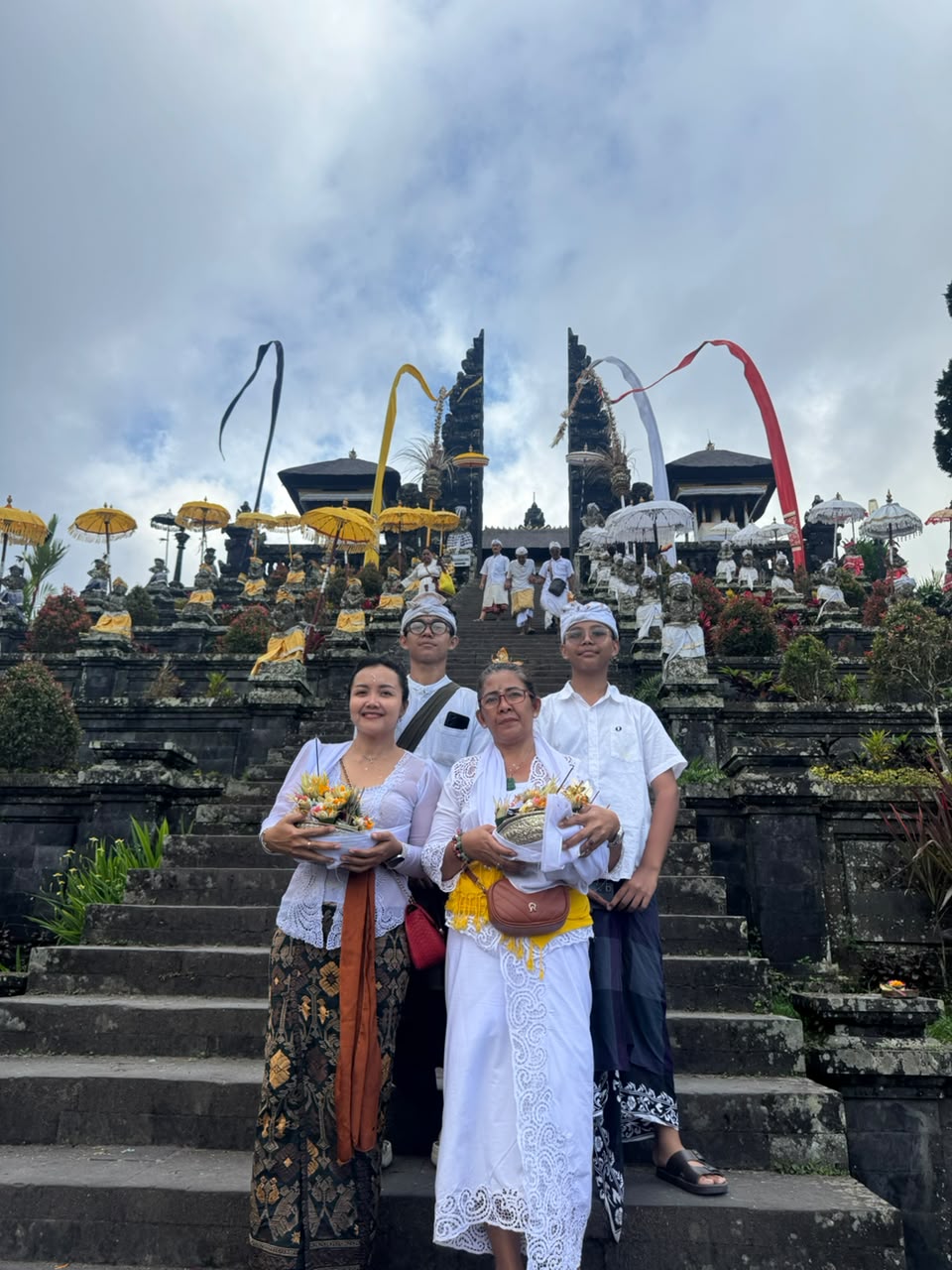 Persembahyangan di candi bentar Pura Lempuyang